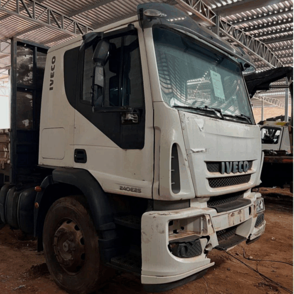 Cabine Iveco Tector 2011 - Branca, Teto Baixo e Leito