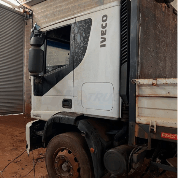Cabine Iveco Tector 2011 - Branca, Teto Baixo e Leito - Image 4