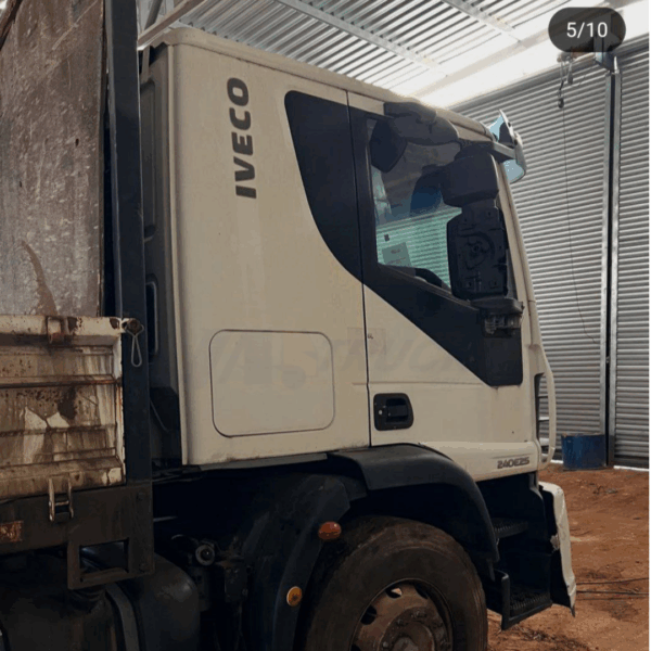 Cabine Iveco Tector 2011 - Branca, Teto Baixo e Leito - Image 7