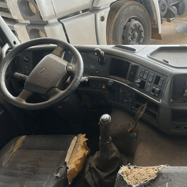 Cabine Volvo FM - Teto Alto com Leito - Image 5