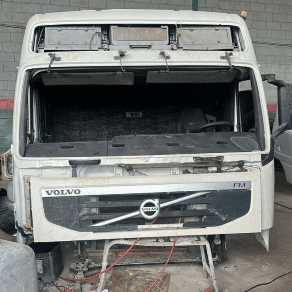 Cabine Volvo FM - Teto Alto com Leito - Image 2