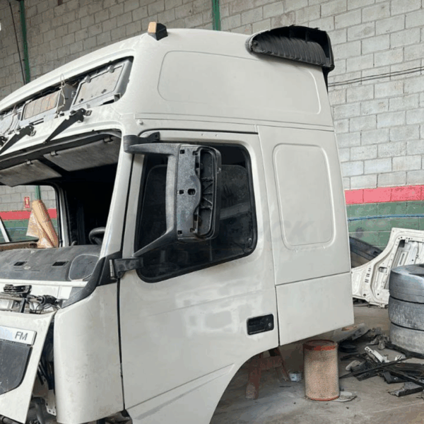 Cabine Volvo FM - Teto Alto com Leito - Image 3