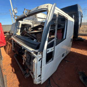 alt="Cabine Iveco Eurotech para recuperação na JA Truck Center"
