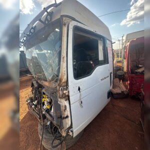 alt="Cabine de caminhão MAN TGX danificada"