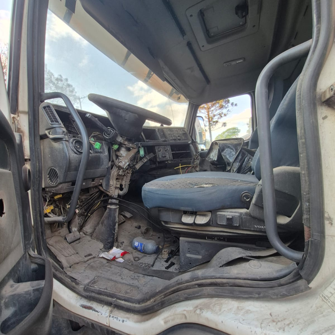 Cabine VOLVO FM 480 (Estrutura Original para Reparo) - Imagem 10