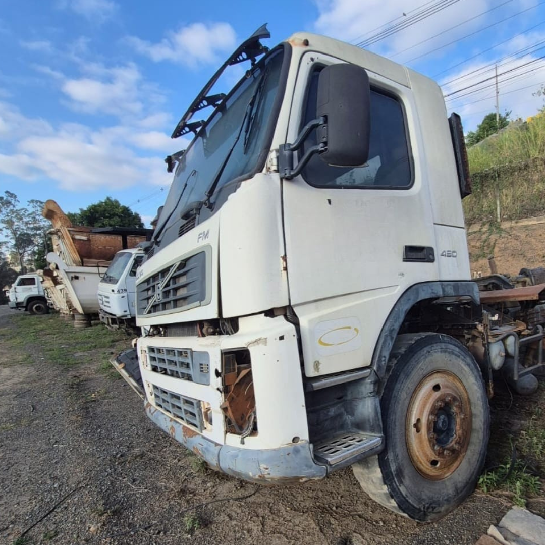 Cabine Volvo FM 480 branca, vista lateral frontal, sem motor, suja, ideal para reaproveitamento de peças. JA Truck Center.