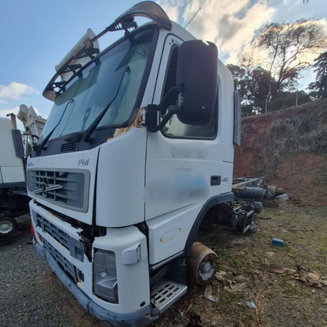 Vista lateral direita da cabine Volvo FM 480, mostrando a porta e parte da frente danificada. Para desmanche ou restauração.