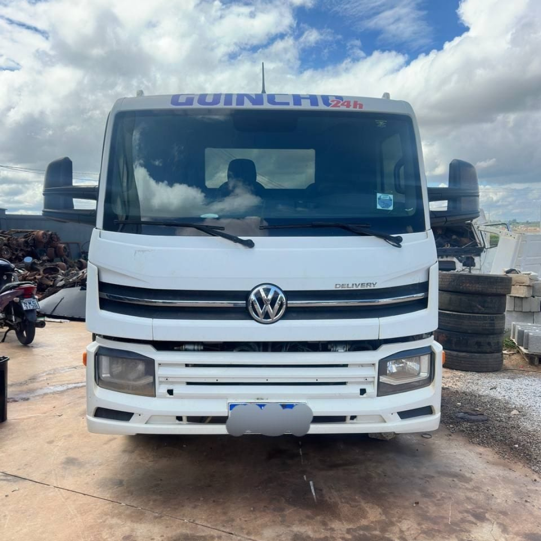 Caminhão Volkswagen Delivery 6.160 branco com plataforma prancha de 6 metros, pronto para serviço de guincho.