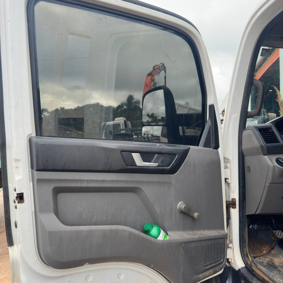 Caminhão Volkswagen Delivery 6.160 branco com plataforma prancha de 6 metros, pronto para serviço de guincho.