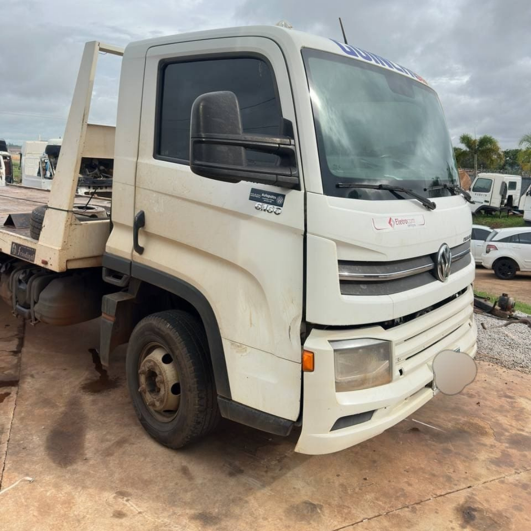 Caminhão Volkswagen Delivery 6.160 branco com plataforma prancha de 6 metros, pronto para serviço de guincho.