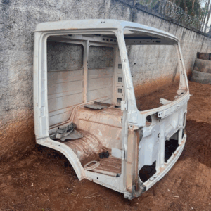Estrutura nua da cabine Mercedes-Benz 2729 Atron, ideal para reparo estrutural de lataria.
