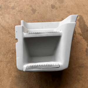 Estribo Iveco Stralis LE recondicionado em cor cinza para acesso lateral do caminhão.