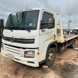 Caminhão Volkswagen Delivery 6.160 branco com plataforma prancha de 6 metros, pronto para serviço de guincho.