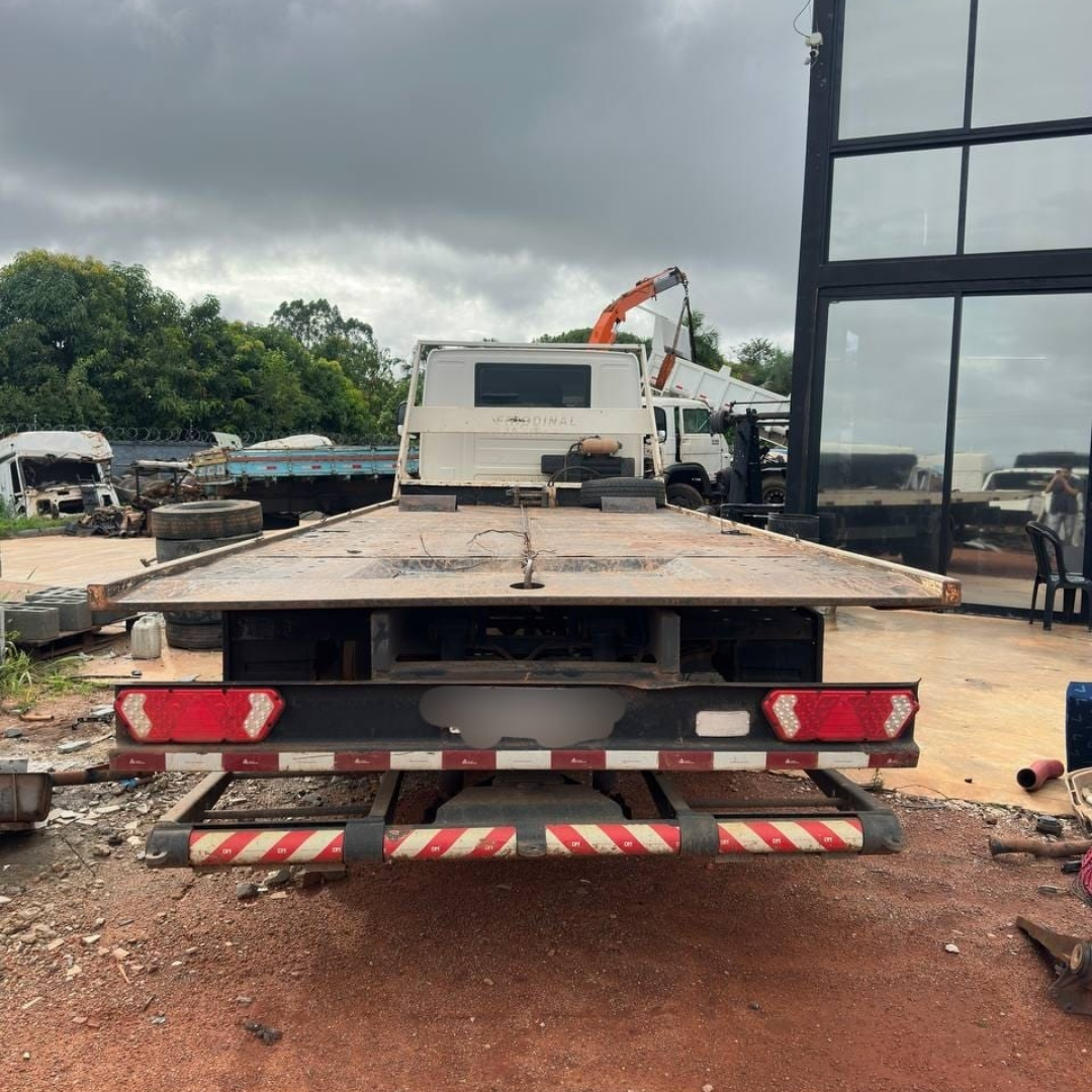 Caminhão Volkswagen Delivery 6.160 branco com plataforma prancha de 6 metros, pronto para serviço de guincho.