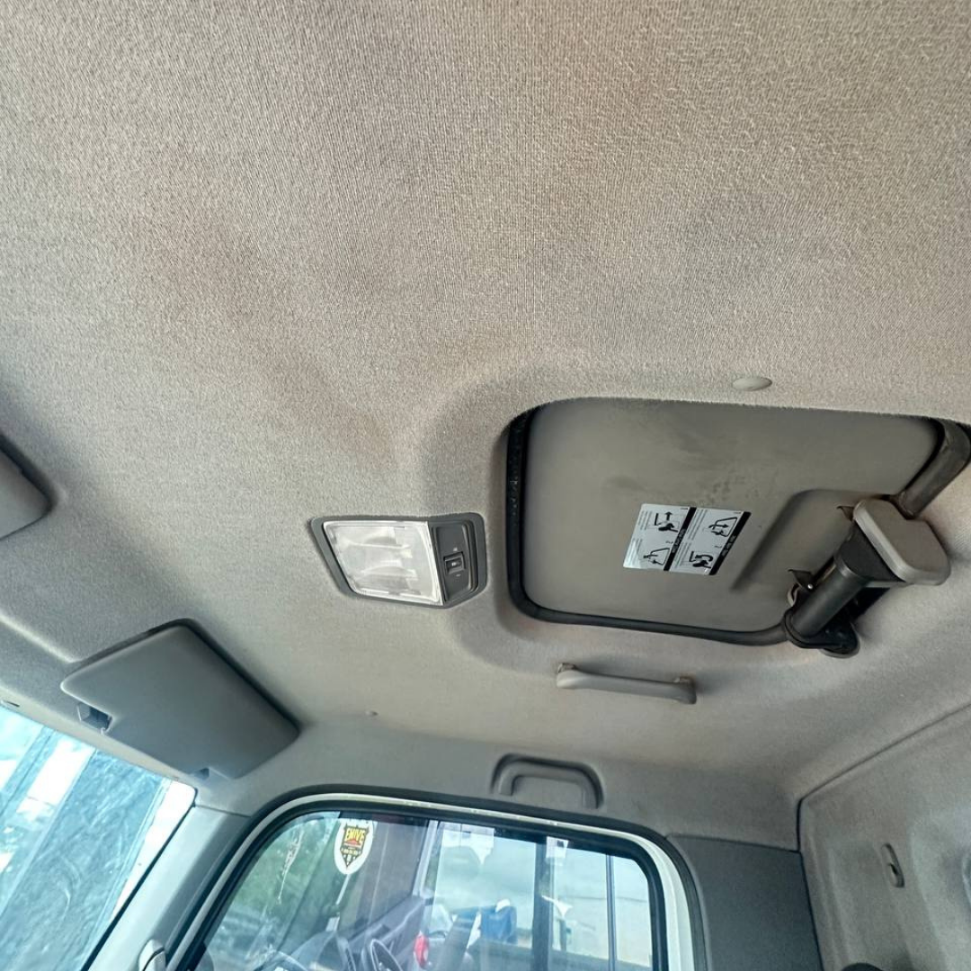 Caminhão Volkswagen Delivery 6.160 branco com plataforma prancha de 6 metros, pronto para serviço de guincho.