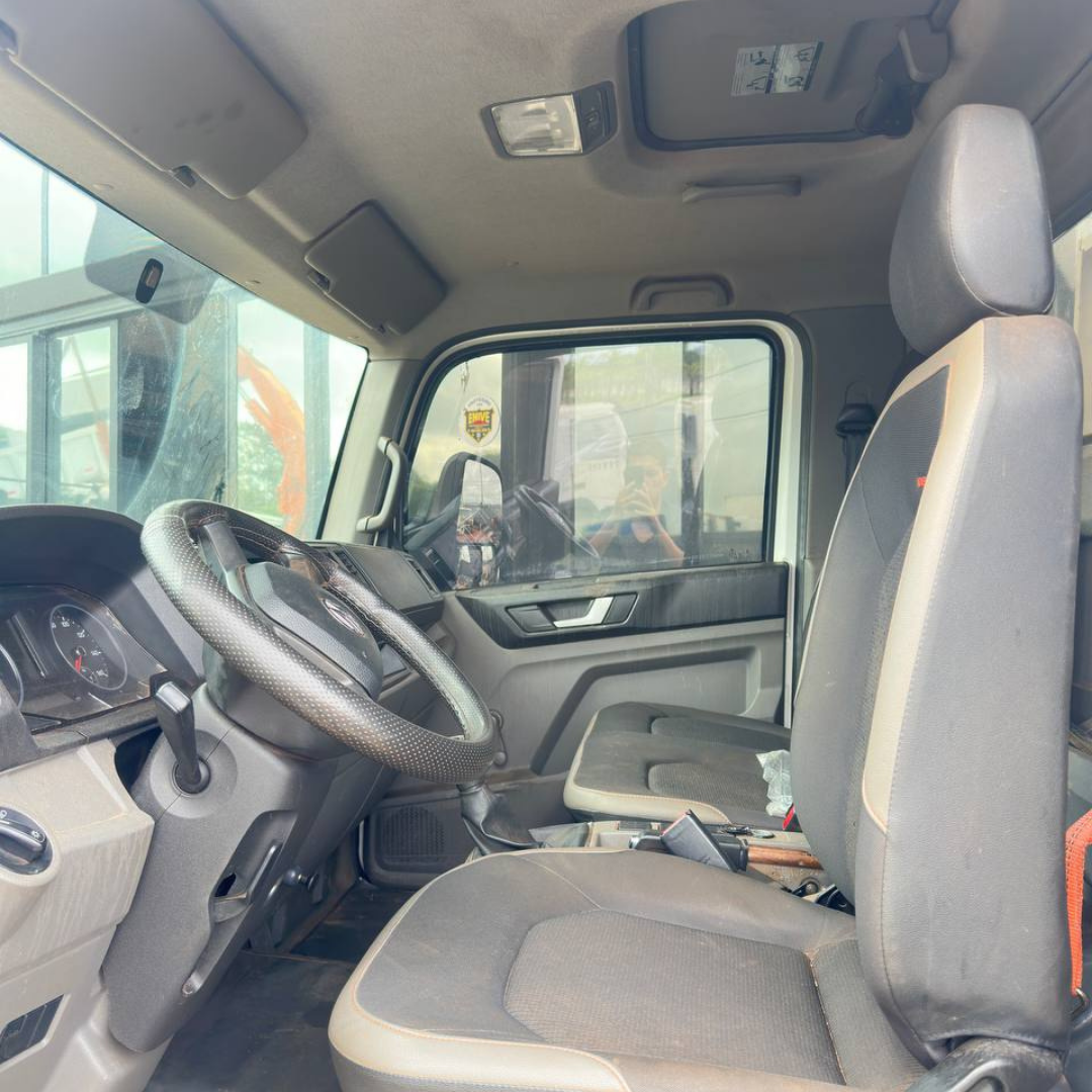 Caminhão Volkswagen Delivery 6.160 branco com plataforma prancha de 6 metros, pronto para serviço de guincho.