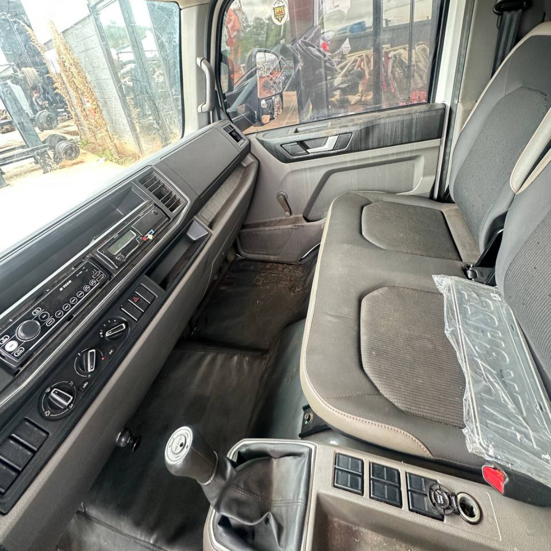 Caminhão Volkswagen Delivery 6.160 branco com plataforma prancha de 6 metros, pronto para serviço de guincho.