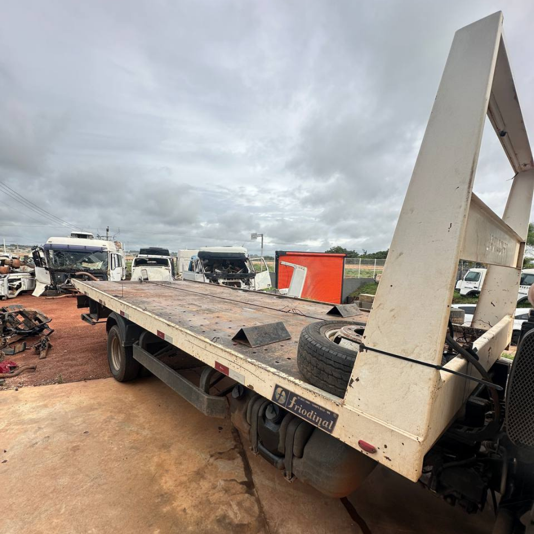 Caminhão Volkswagen Delivery 6.160 branco com plataforma prancha de 6 metros, pronto para serviço de guincho.