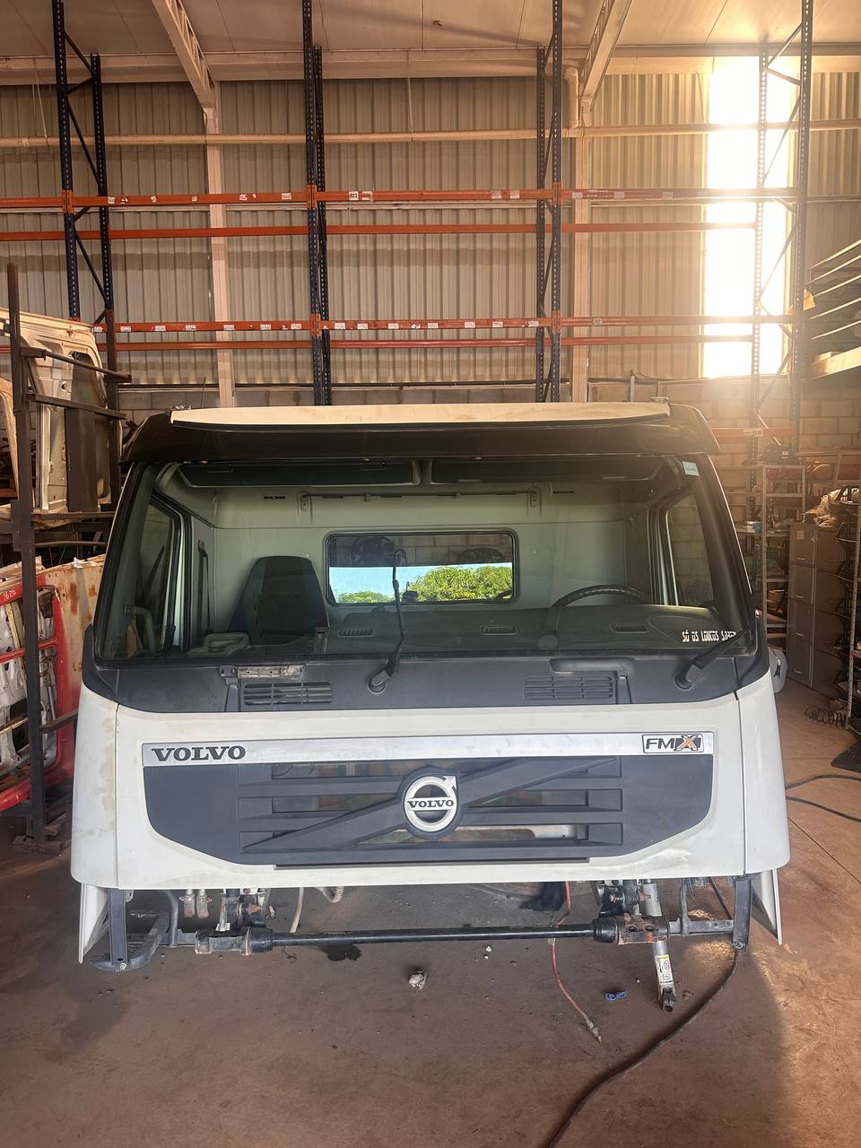 Cabine branca original para caminhão Volvo Fmx 480 ano 2011/2014 em excelente estado no estoque da JA Truck Center.