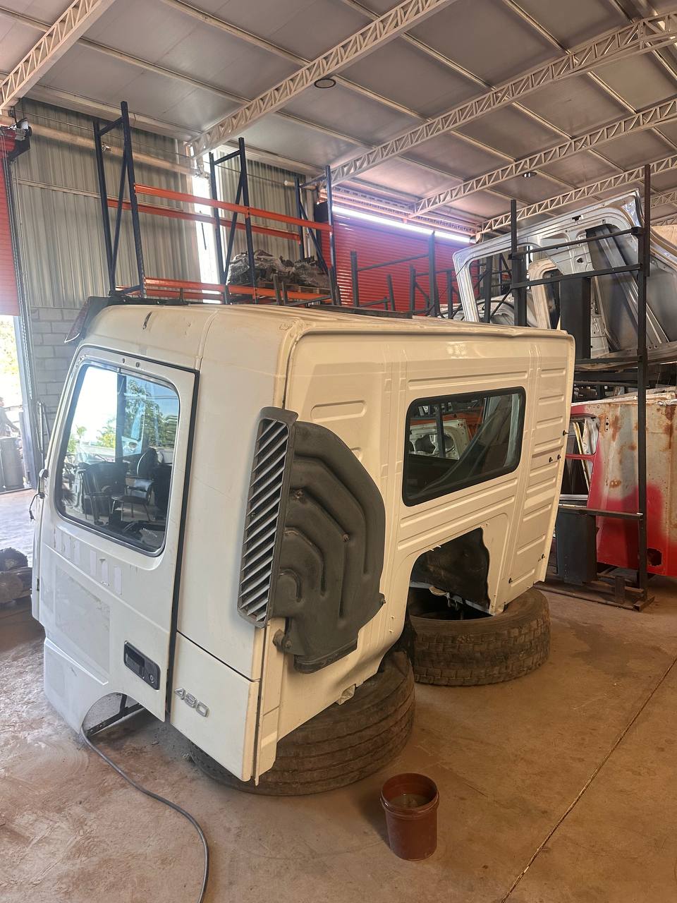 Cabine branca original para caminhão Volvo Fmx 480 ano 2011/2014 em excelente estado no estoque da JA Truck Center.