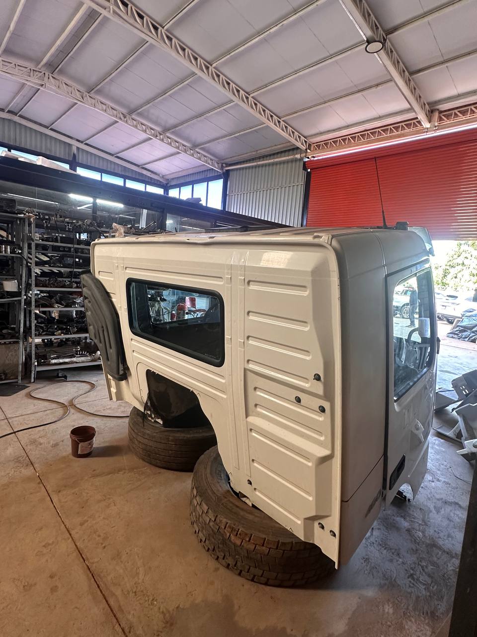 Cabine branca original para caminhão Volvo Fmx 480 ano 2011/2014 em excelente estado no estoque da JA Truck Center.