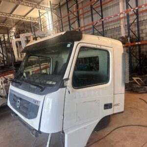 Cabine branca original para caminhão Volvo Fmx 480 ano 2011/2014 em excelente estado no estoque da JA Truck Center.