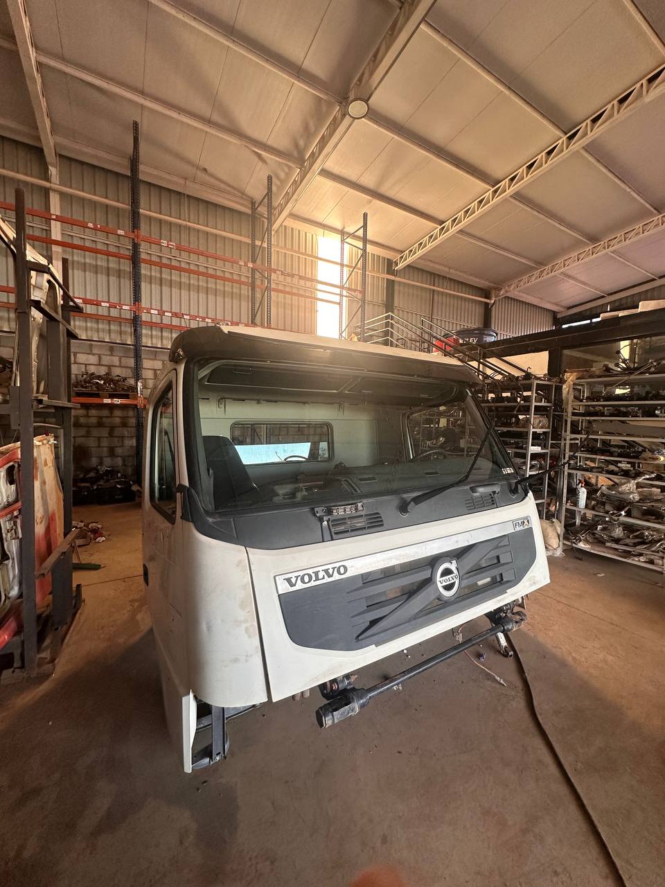 Cabine branca original para caminhão Volvo Fmx 480 ano 2011/2014 em excelente estado no estoque da JA Truck Center.
