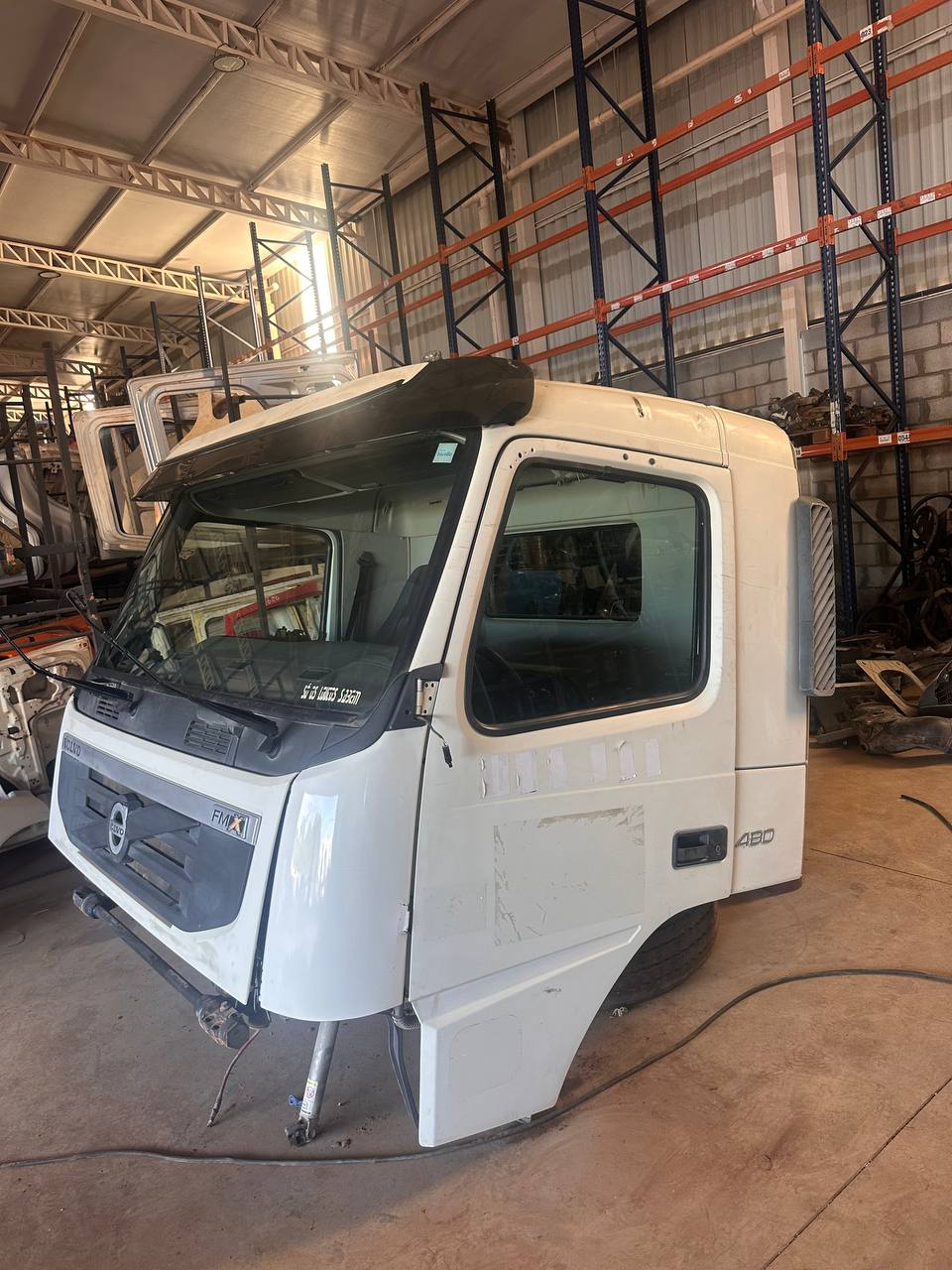 Cabine branca original para caminhão Volvo Fmx 480 ano 2011/2014 em excelente estado no estoque da JA Truck Center.