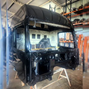 Cabine VW Constellation Teto Alto - Ângulo lateral direito original.