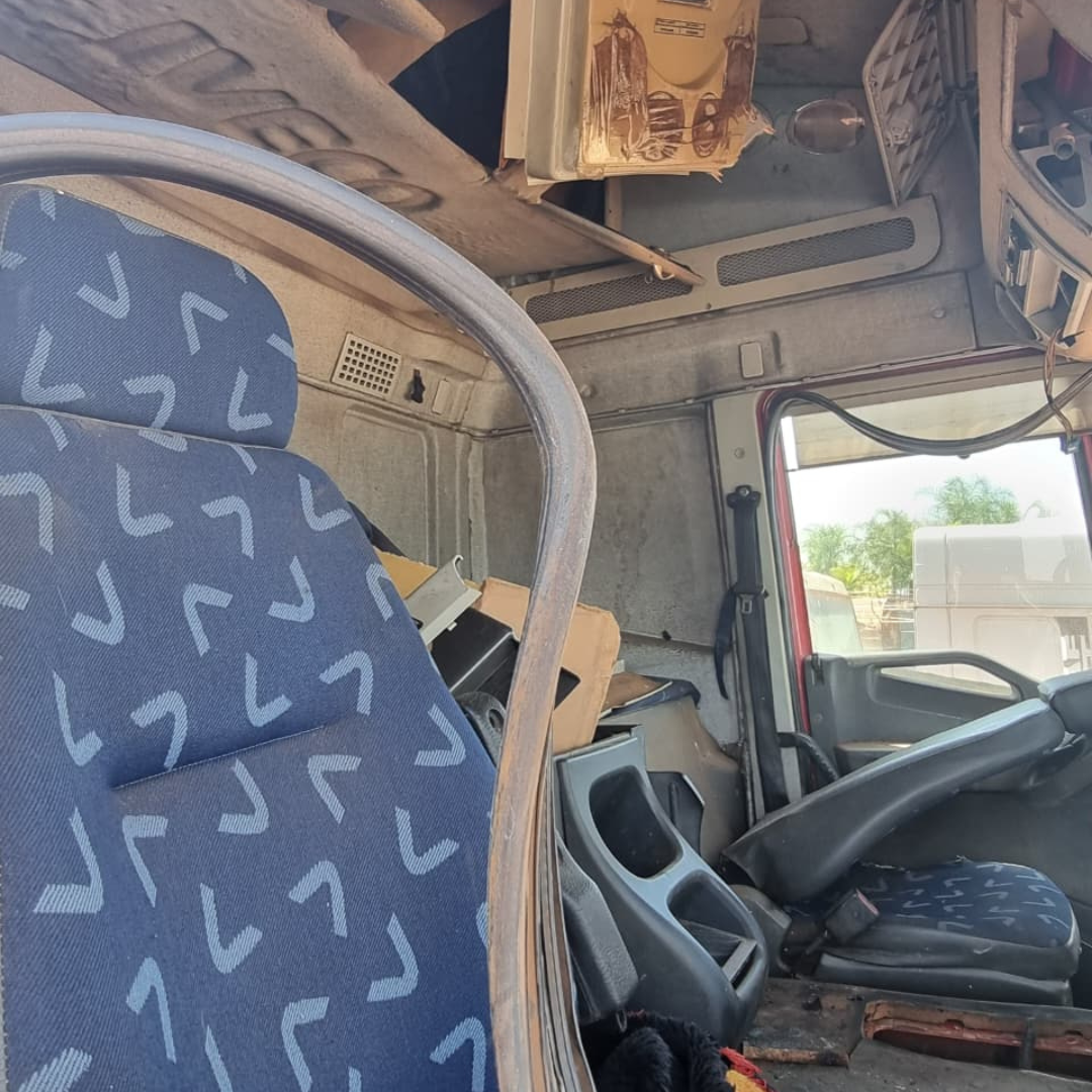 Interior da Cabine Iveco Stralis 380 - Banco e Teto.