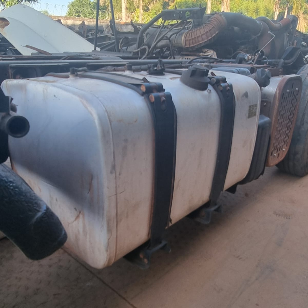 Detalhe superior e conexões do Tanque de Alumínio MAN 330L
